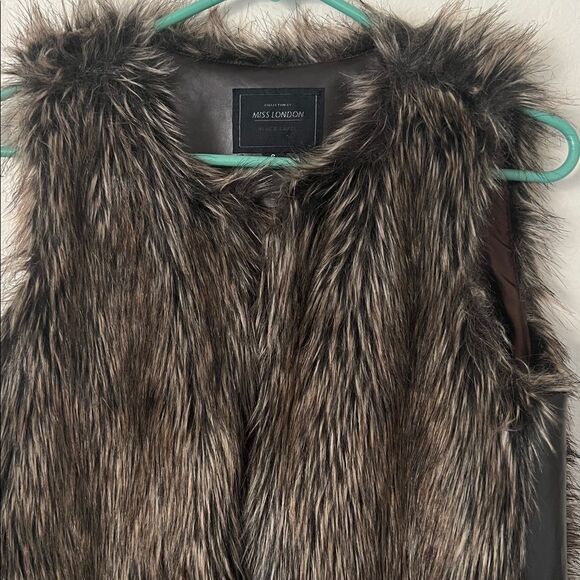 Miss London Black Label Women's Faux Fur Lined Vest in Size S - Picture 2 of 11